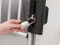 Bild in Galerie-Betrachter laden, Der Aluminium Boxen-Einsatz für Vorhängeschlösser ist speziell für Aluminium-Transportboxen geeignet. Er verhindert ungewollten Zugriff auf deinen Hund, zum Beispiel bei geöffneter Heckklappe im Sommer.