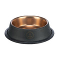Bild in Galerie-Betrachter laden, Der elegante Edelstahlnapf ist robust und gewährleistet Stabilität. Der rutschfeste Gummiring am Boden verhindert ein unerwünschtes Verschieben während der Fütterung. Dieser Napf ist spülmaschinengeeignet, wobei vor dem Spülgang die Gummielemente entfernt werden sollten. Die lackierte Oberfläche verleiht dem Napf zudem ein stilvolles Aussehen.