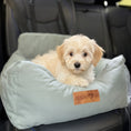 Bild in Galerie-Betrachter laden, Mit dem kuscheligen und komfortablen Hunde Autositz geniesst dein Vierbeiner Sicherheit und Entspannung, egal ob auf kleiner oder grosser Fahrt. Der dogadore™ Hunde Autositz lässt sich an der Rückenlehne des Beifahrersitzes oder der Rückbank befestigen und verfügt über einen Sicherheitsgurt für deinen Liebling. Die weiche Polsterung wirkt beruhigend und der hohe Rand lässt deinen Vierbeiner wie auf Wolke 7 schlafen.