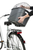 Bild in Galerie-Betrachter laden, Der Trixie Fahrradkorb für den Gepäckträger aus stabilem Kunststoff und Metall schafft hier Abhilfe. Er passt auf Gepäckträger mit 6–16 cm Breite und bietet mit dem Gitter und der Schnellfixierung sicheren Halt - auch bei unruhigeren Passagen.