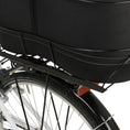 Bild in Galerie-Betrachter laden, Der Fahrradkorb Long bietet mit seiner extra langen Ausführung und dem stabilen Metallrahmen eine besonders sichere und bequeme Transportlösung auf dem Gepäckträger (6–16 cm Breite). Die gepolsterte Bodeneinlage mit weichem Plüsch-Bezug sorgt für Gemütlichkeit, während die Netzabdeckung mit integrierter Kurzleine Schutz und Sicherheit bietet. Besonders praktisch: Der Korb lässt sich per Klettverschlüssen vom Rahmen abnehmen - ideal auch für unterwegs.