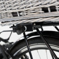 Bild in Galerie-Betrachter laden, Dieser Fahrradkorb aus robuster Weide mit stabilem Metallgitter ist die perfekte Lösung für entspannte Radausflüge mit deinem Hund. Er wird sicher am Gepäckträger (10.5–14.5 cm Breite) befestigt und bietet mit dem gepolsterten Velours-Kissen den idealen Komfort für kleine Hunde. Das Gitter sorgt für Schutz und Sicherheit – ganz ohne Einengung.