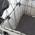 Bild in Galerie-Betrachter laden, Dieser Fahrradkorb aus robuster Weide mit stabilem Metallgitter ist die perfekte Lösung für entspannte Radausflüge mit deinem Hund. Er wird sicher am Gepäckträger (10.5–14.5 cm Breite) befestigt und bietet mit dem gepolsterten Velours-Kissen den idealen Komfort für kleine Hunde. Das Gitter sorgt für Schutz und Sicherheit – ganz ohne Einengung.