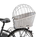Bild in Galerie-Betrachter laden, Dieser Fahrradkorb aus robuster Weide mit stabilem Metallgitter ist die perfekte Lösung für entspannte Radausflüge mit deinem Hund. Er wird sicher am Gepäckträger (10.5–14.5 cm Breite) befestigt und bietet mit dem gepolsterten Velours-Kissen den idealen Komfort für kleine Hunde. Das Gitter sorgt für Schutz und Sicherheit – ganz ohne Einengung.
