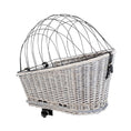 Bild in Galerie-Betrachter laden, Dieser Fahrradkorb aus robuster Weide mit stabilem Metallgitter ist die perfekte Lösung für entspannte Radausflüge mit deinem Hund. Er wird sicher am Gepäckträger (10.5–14.5 cm Breite) befestigt und bietet mit dem gepolsterten Velours-Kissen den idealen Komfort für kleine Hunde. Das Gitter sorgt für Schutz und Sicherheit – ganz ohne Einengung.