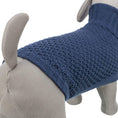 Bild in Galerie-Betrachter laden, Dank des grosszügigen Beinausschnitts kann dein Hund sich problemlos bewegen und herumtollen, während der Pullover ihn kuschelig warm hält.