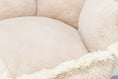 Bild in Galerie-Betrachter laden, Das Boho Hundebett aus der Trixie SOFT Edition wurde entwickelt, um deinen Liebling mit seinem kuscheligen Plüsch und Jute-Bezug in ultimativen Komfort zu hüllen.