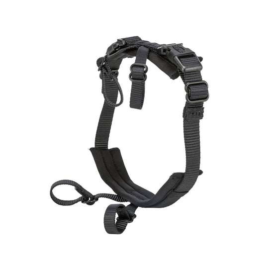 Genau hier hilft der Panik-Adapter Stay: Er verwandelt dein vorhandenes Führgeschirr im Handumdrehen in ein sicheres Panikgeschirr mit festem Sitz.