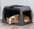 Bild in Galerie-Betrachter laden, Bereit für entspannte Ausflüge mit deinem Vierbeiner? Mit der Transportbox Soft Kennel Easy geniessen dein Hund und du Komfort und Sicherheit auf euren Reisen.