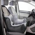 Bild in Galerie-Betrachter laden, Der Auto-Sitz ist nicht nur ein bequemer Ruheplatz, sondern auch vielseitig einsetzbar als Reisebettchen. Mit Befestigungsgurten wird der Sitz um die Kopfstütze sicher im Fahrzeug fixiert und eine Gurtdurchführung sorgt dafür, dass dein Hund während der Fahrt angeschnallt ist. So bleibt er immer sicher an seinem Platz.
