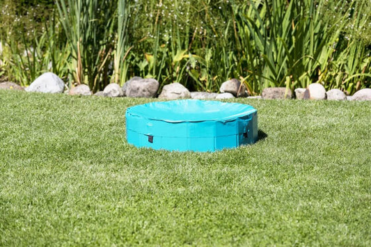 Die Abdeckung für den Hundepool blau von Trixie schützt zuverlässig vor Verschmutzungen und verlängert die Freude am Planschen. 
