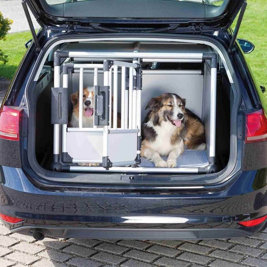 Die Auto Doppel-Hunde-Transportbox von Trixie sorgt nicht nur für Stabilität und Sicherheit, sondern überzeugt auch durch ihre geräuscharme Eigenschaft, damit sich deine Hund wohler fühlen.