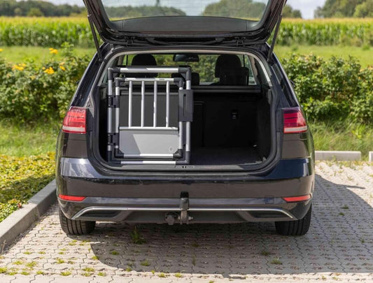 Die Auto Hunde-Transportbox von Trixie sorgt nicht nur für Stabilität und Sicherheit, sondern überzeugt auch durch ihre geräuscharme Eigenschaft, damit sich dein Hund wohler fühlt.