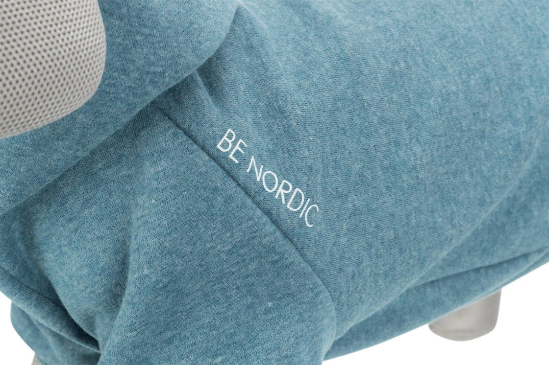 Der BE NORDIC Hoodie Flensburg hält deinen Liebling auch an kalten Tagen warm. Die angeraute Innenseite aus Baumwolle und Polyester sorgt für kuscheligen Komfort, während die Kapuze deinen Hund vor Wind und Wetter schützt. 