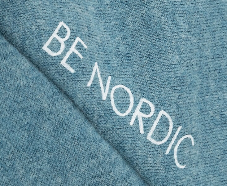 Der BE NORDIC Hoodie Flensburg hält deinen Liebling auch an kalten Tagen warm. Die angeraute Innenseite aus Baumwolle und Polyester sorgt für kuscheligen Komfort, während die Kapuze deinen Hund vor Wind und Wetter schützt. 