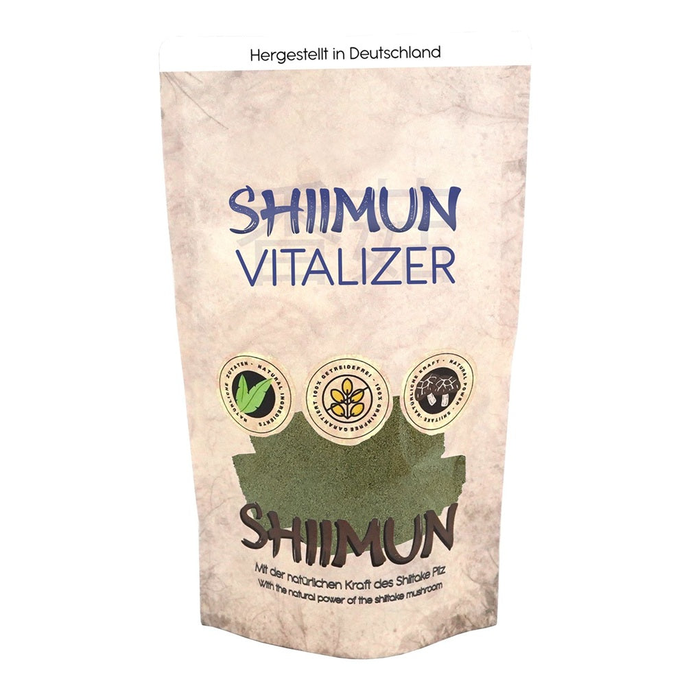Dank seiner sorgfältig abgestimmten Zusammensetzung eignet sich Shiimun Vitalizer ideal als tägliche Ergänzung zum Futter, die deinen Vierbeiner mit wichtigen Vitaminen und Mineralstoffen sowie Aminosäuren versorgt.