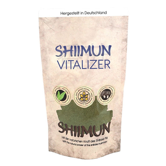 Dank seiner sorgfältig abgestimmten Zusammensetzung eignet sich Shiimun Vitalizer ideal als tägliche Ergänzung zum Futter, die deinen Vierbeiner mit wichtigen Vitaminen und Mineralstoffen sowie Aminosäuren versorgt.