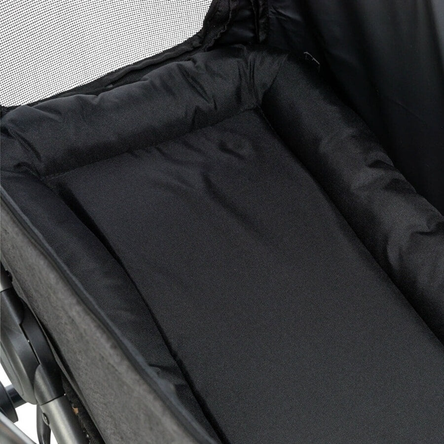 Der Buggy für Hunde in schwarz von Trixie ist die perfekte Lösung, wenn dein Vierbeiner nicht mehr so lange laufen kann oder sich unterwegs eine Pause wünscht.