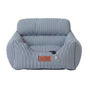 Mit dem kuscheligen und komfortablen Hunde Autositz geniesst dein Vierbeiner Sicherheit und Entspannung, egal ob auf kleiner oder grosser Fahrt. Der dogadore™ Hunde Autositz lässt sich an der Rückenlehne des Beifahrersitzes oder der Rückbank befestigen und verfügt über einen Sicherheitsgurt für deinen Liebling. Die weiche Polsterung wirkt beruhigend und der hohe Rand lässt deinen Vierbeiner wie auf Wolke 7 schlafen.