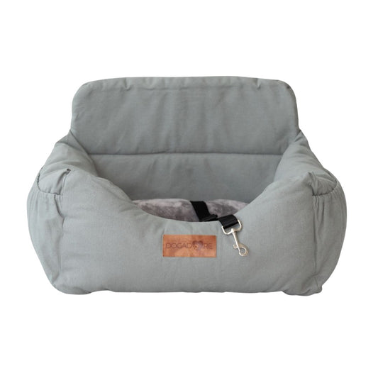 Mit dem kuscheligen und komfortablen Hunde Autositz geniesst dein Vierbeiner Sicherheit und Entspannung, egal ob auf kleiner oder grosser Fahrt. Der dogadore™ Hunde Autositz lässt sich an der Rückenlehne des Beifahrersitzes oder der Rückbank befestigen und verfügt über einen Sicherheitsgurt für deinen Liebling. Die weiche Polsterung wirkt beruhigend und der hohe Rand lässt deinen Vierbeiner wie auf Wolke 7 schlafen.