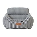 Mit dem kuscheligen und komfortablen Hunde Autositz geniesst dein Vierbeiner Sicherheit und Entspannung, egal ob auf kleiner oder grosser Fahrt. Der dogadore™ Hunde Autositz lässt sich an der Rückenlehne des Beifahrersitzes oder der Rückbank befestigen und verfügt über einen Sicherheitsgurt für deinen Liebling. Die weiche Polsterung wirkt beruhigend und der hohe Rand lässt deinen Vierbeiner wie auf Wolke 7 schlafen.