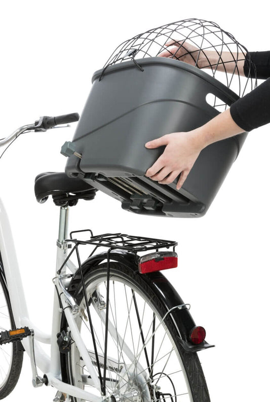 Der Trixie Fahrradkorb für den Gepäckträger aus stabilem Kunststoff und Metall schafft hier Abhilfe. Er passt auf Gepäckträger mit 6–16 cm Breite und bietet mit dem Gitter und der Schnellfixierung sicheren Halt - auch bei unruhigeren Passagen. 