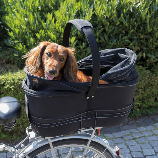Der Fahrradkorb Long bietet mit seiner extra langen Ausführung und dem stabilen Metallrahmen eine besonders sichere und bequeme Transportlösung auf dem Gepäckträger (6–16 cm Breite). Die gepolsterte Bodeneinlage mit weichem Plüsch-Bezug sorgt für Gemütlichkeit, während die Netzabdeckung mit integrierter Kurzleine Schutz und Sicherheit bietet. Besonders praktisch: Der Korb lässt sich per Klettverschlüssen vom Rahmen abnehmen - ideal auch für unterwegs. 