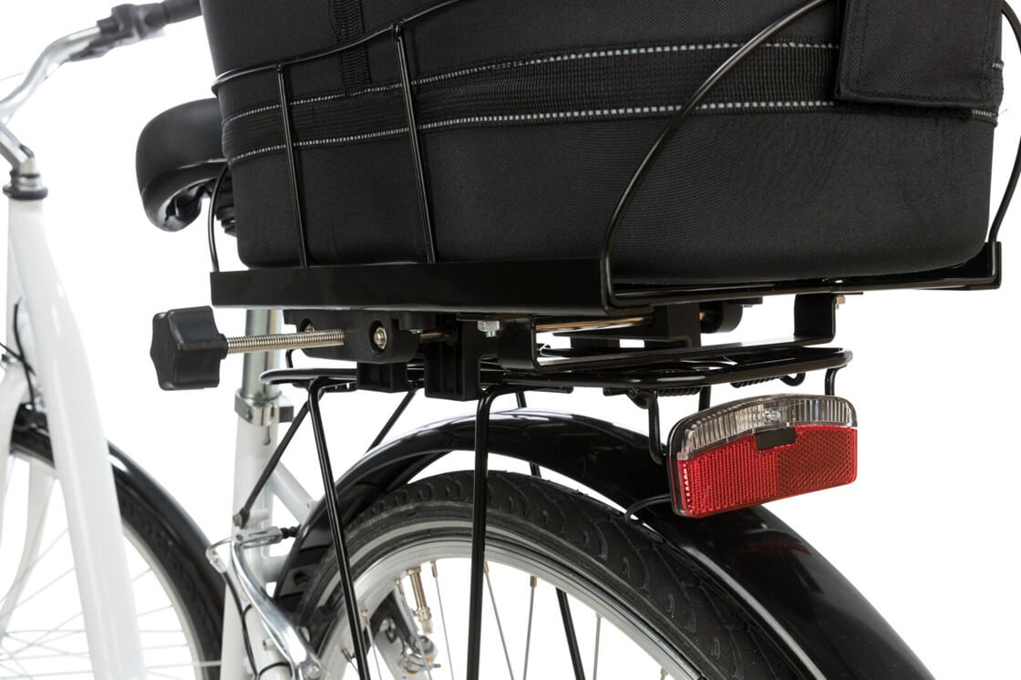 Die Trixie Fahrradtasche für Hunde ist eine durchdachte Lösung für den Gepäckträger (6–16 cm Breite). Der stabile Metallrahmen sorgt für Sicherheit, während die formstabile Tasche mit gepolsterter Bodeneinlage deinem Hund ein bequemes Plätzchen bietet. 