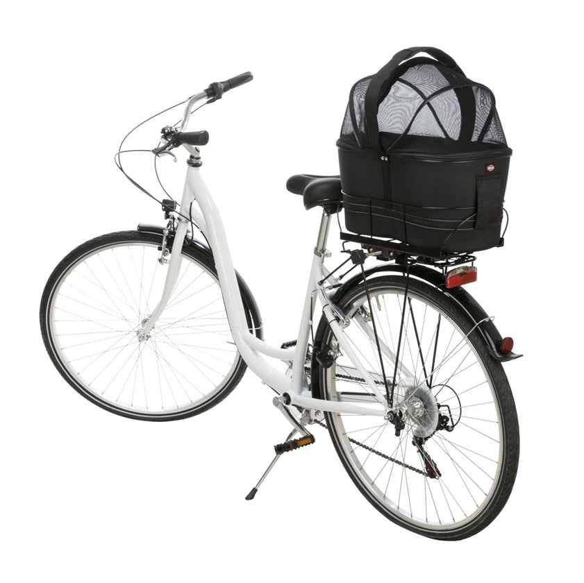 Die Trixie Fahrradtasche für Hunde ist eine durchdachte Lösung für den Gepäckträger (6–16 cm Breite). Der stabile Metallrahmen sorgt für Sicherheit, während die formstabile Tasche mit gepolsterter Bodeneinlage deinem Hund ein bequemes Plätzchen bietet. 