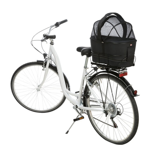 Die Trixie Fahrradtasche für Hunde ist eine durchdachte Lösung für den Gepäckträger (6–16 cm Breite). Der stabile Metallrahmen sorgt für Sicherheit, während die formstabile Tasche mit gepolsterter Bodeneinlage deinem Hund ein bequemes Plätzchen bietet. 