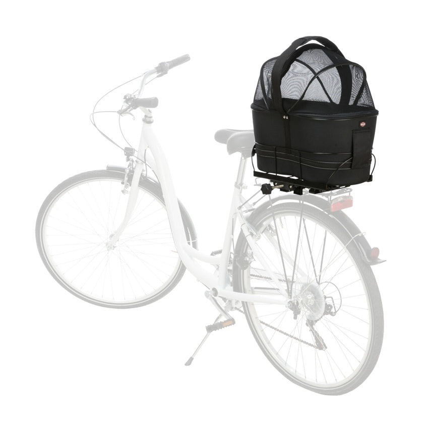 Die Trixie Fahrradtasche für Hunde ist eine durchdachte Lösung für den Gepäckträger (6–16 cm Breite). Der stabile Metallrahmen sorgt für Sicherheit, während die formstabile Tasche mit gepolsterter Bodeneinlage deinem Hund ein bequemes Plätzchen bietet. 