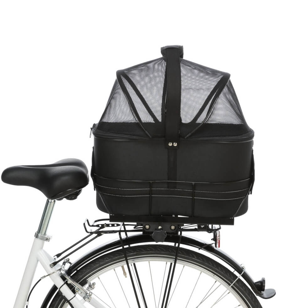 Die Trixie Fahrradtasche für Hunde ist eine durchdachte Lösung für den Gepäckträger (6–16 cm Breite). Der stabile Metallrahmen sorgt für Sicherheit, während die formstabile Tasche mit gepolsterter Bodeneinlage deinem Hund ein bequemes Plätzchen bietet. 