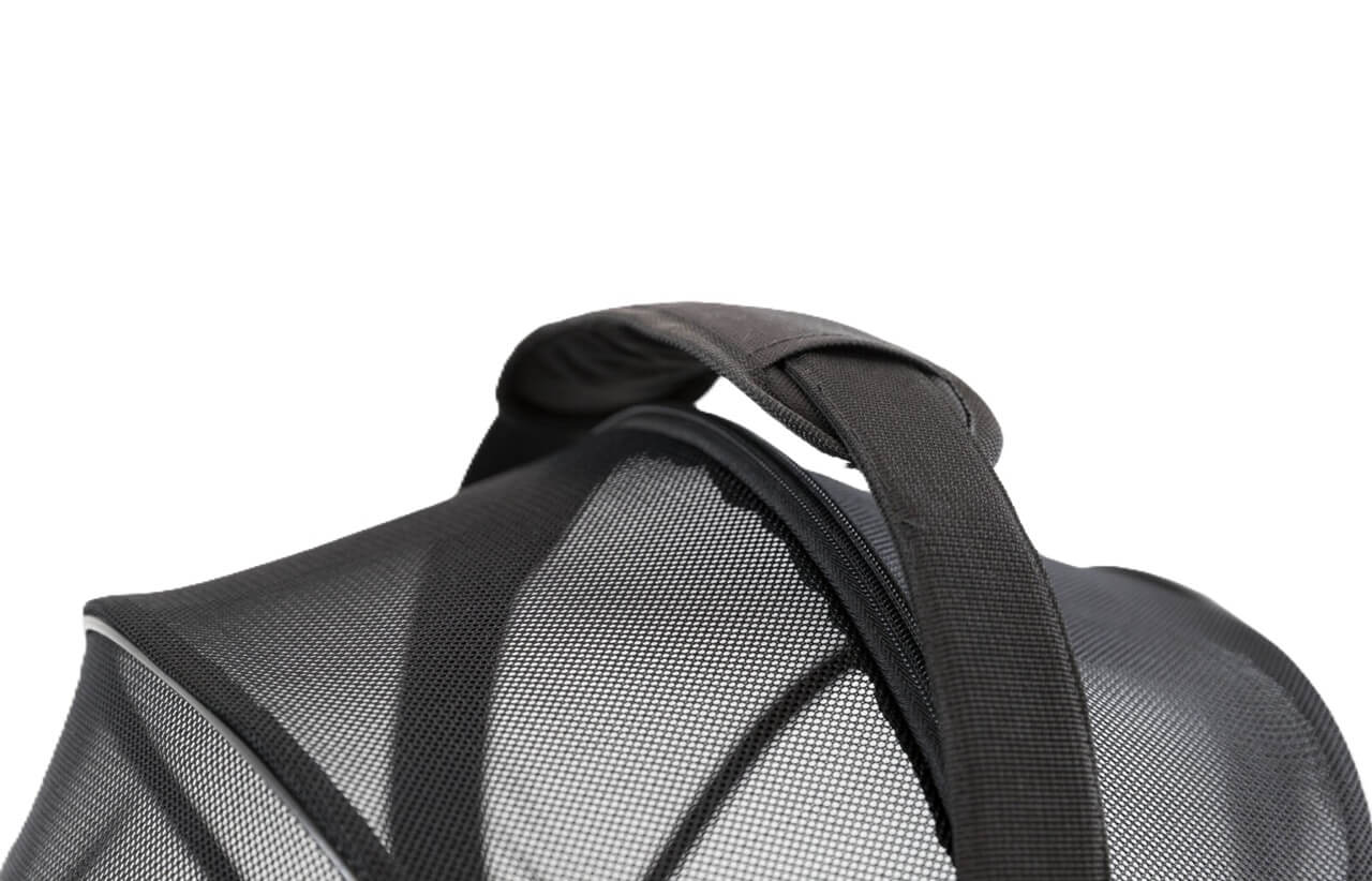 Die Trixie Fahrradtasche für Hunde ist eine durchdachte Lösung für den Gepäckträger (6–16 cm Breite). Der stabile Metallrahmen sorgt für Sicherheit, während die formstabile Tasche mit gepolsterter Bodeneinlage deinem Hund ein bequemes Plätzchen bietet. 