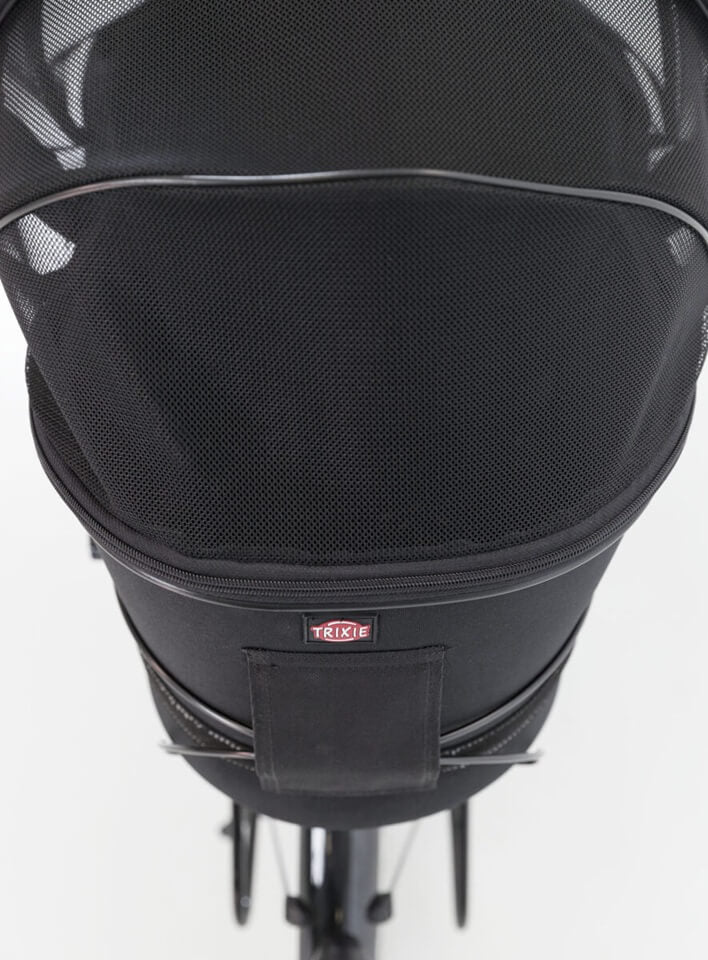 Die Trixie Fahrradtasche für Hunde ist eine durchdachte Lösung für den Gepäckträger (6–16 cm Breite). Der stabile Metallrahmen sorgt für Sicherheit, während die formstabile Tasche mit gepolsterter Bodeneinlage deinem Hund ein bequemes Plätzchen bietet. 