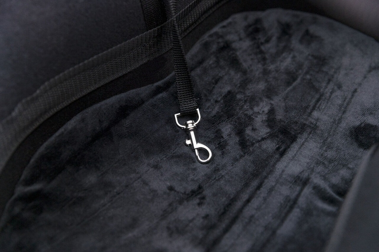 Die Trixie Fahrradtasche für Hunde ist eine durchdachte Lösung für den Gepäckträger (6–16 cm Breite). Der stabile Metallrahmen sorgt für Sicherheit, während die formstabile Tasche mit gepolsterter Bodeneinlage deinem Hund ein bequemes Plätzchen bietet. 