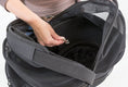 Bild in Galerie-Betrachter laden, Die Trixie Fahrradtasche für Hunde ist eine durchdachte Lösung für den Gepäckträger (6–16 cm Breite). Der stabile Metallrahmen sorgt für Sicherheit, während die formstabile Tasche mit gepolsterter Bodeneinlage deinem Hund ein bequemes Plätzchen bietet. 

