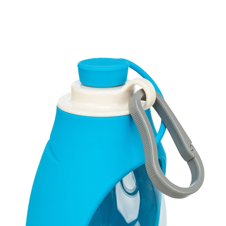 Einfach das flexible Silikonblatt umklappen, den Verschluss öffnen – schon wird die Flasche zum Napf.