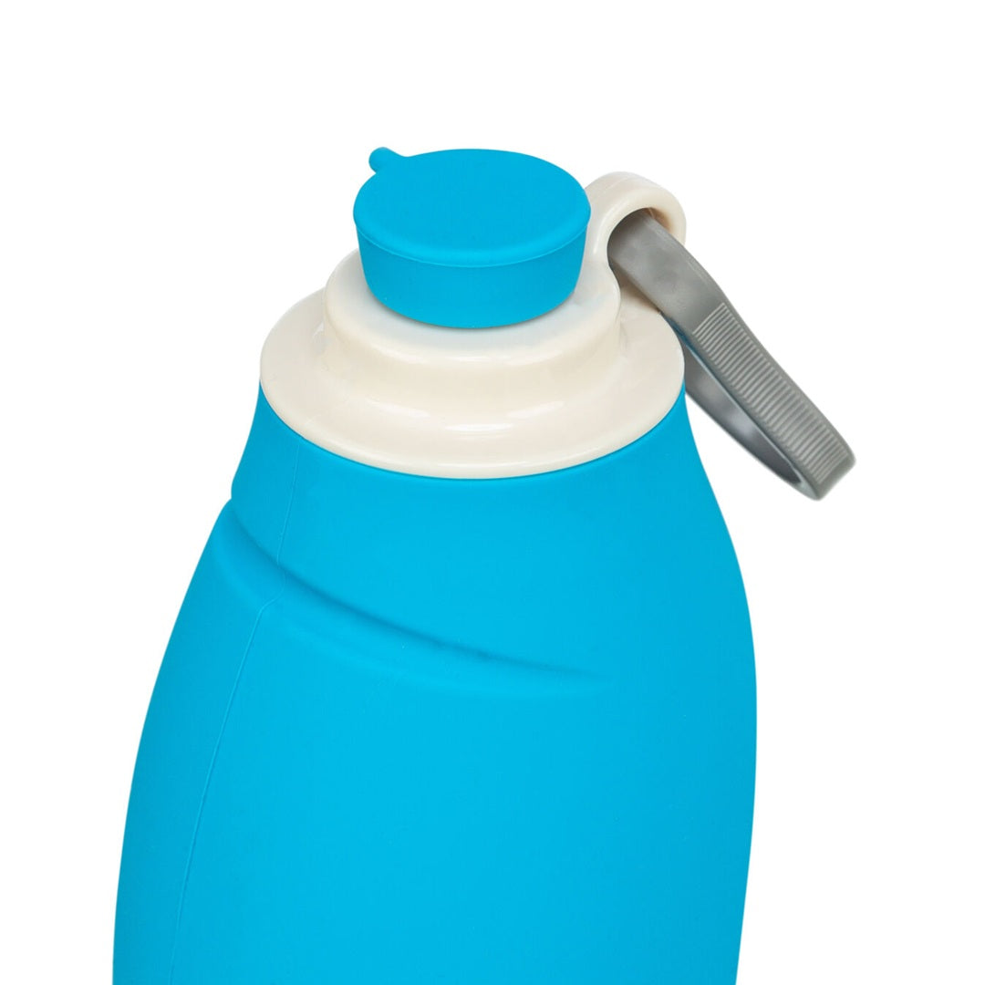 Einfach das flexible Silikonblatt umklappen, den Verschluss öffnen – schon wird die Flasche zum Napf.