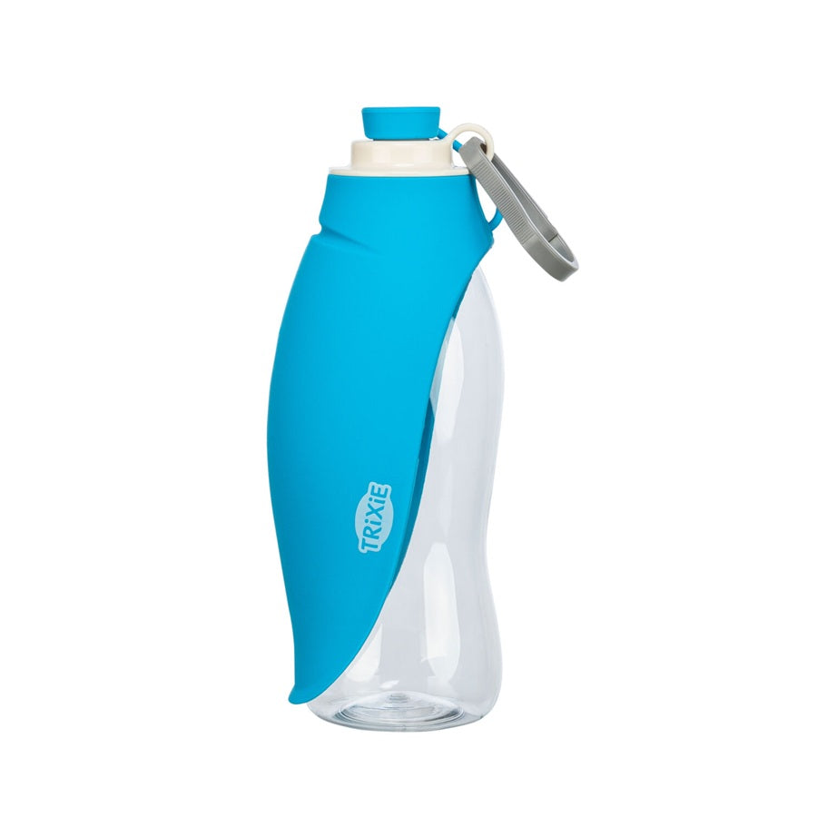 Einfach das flexible Silikonblatt umklappen, den Verschluss öffnen – schon wird die Flasche zum Napf.