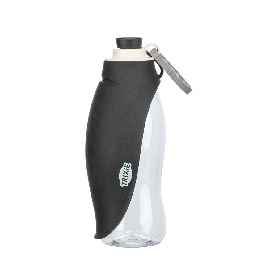 Einfach das flexible Silikonblatt umklappen, den Verschluss öffnen – schon wird die Flasche zum Napf.
