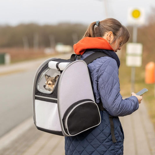 Stell dir vor, du könntest Outdoor-Abenteuer mit deinem Hund erleben und gleichzeitig deinen Rücken schonen. Der Hunde-Rucksack Chloe macht es möglich, dank seines Taillengurts, der das Gewicht gleichmässig verteilt und so für eine Entlastung sorgt.&nbsp;Er bietet nicht nur einen hohen Tragekomfort für dich, sondern auch optimalen Schutz und Komfort für deinen vierbeinigen Begleiter.