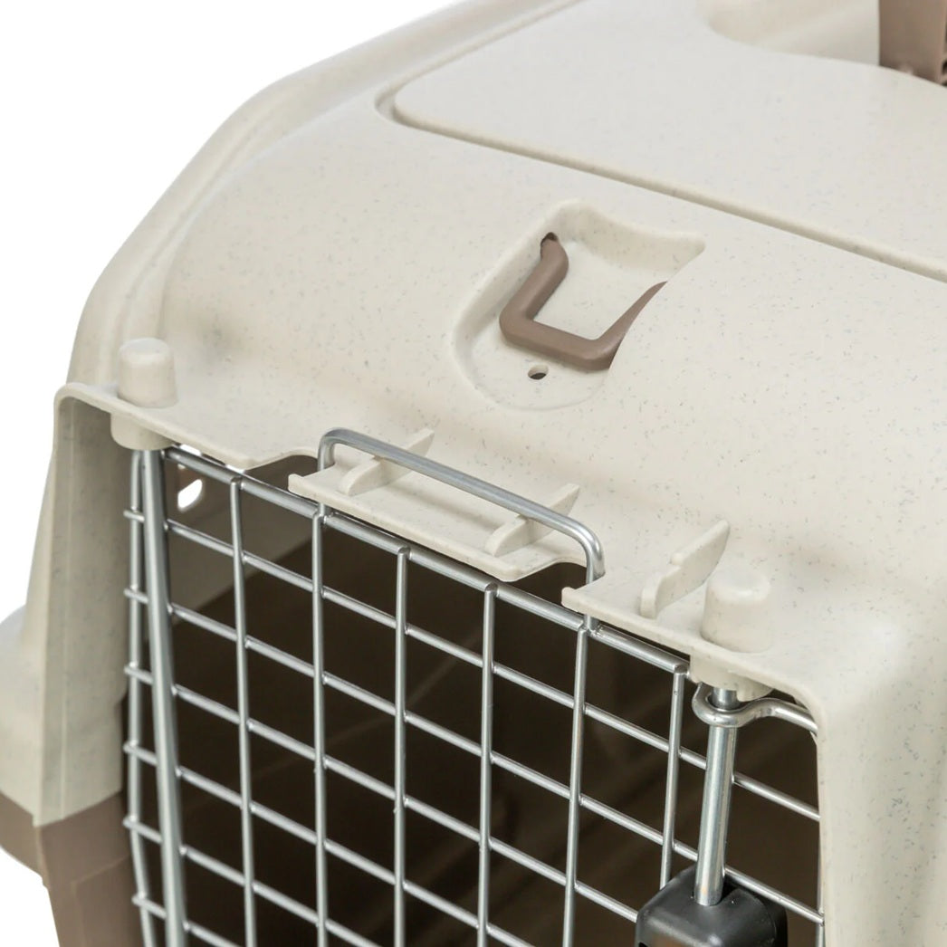 Bringe deinen Hund sicher ans Ziel. Die Hunde-Transportbox Skudo 2 von Trixie ist die ideale Wahl für stressfreie und komfortable Reisen. Praktisch sowohl für kurze Ausflüge wie auch längere Reisen bietet die Box deinem Liebling ein Gefühl von Sicherheit und Behaglichkeit.
