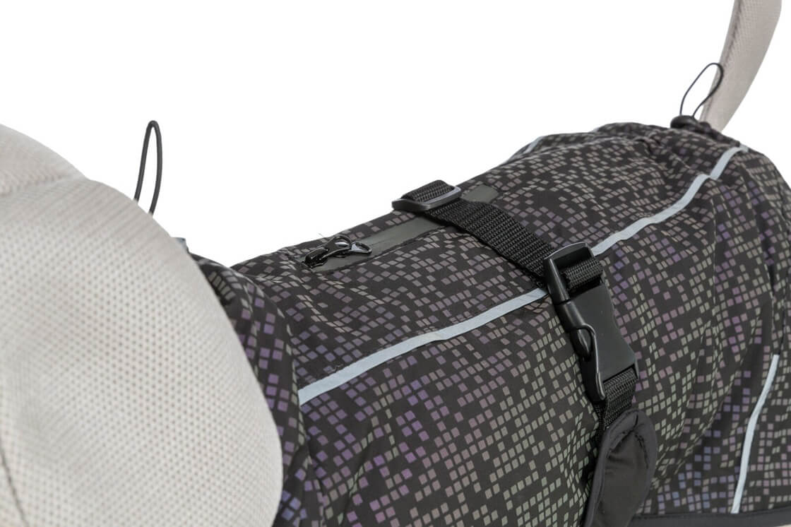 Das vollflächig reflektierende Material des Limoux Reflect Hundemantels sorgt für beste Sichtbarkeit im Dunkeln. Die leichte Wattierung hält warm, während der grosszügige Schnitt die Hinterhand schützt und Schulter- sowie Bewegungsfreiheit ermöglicht.