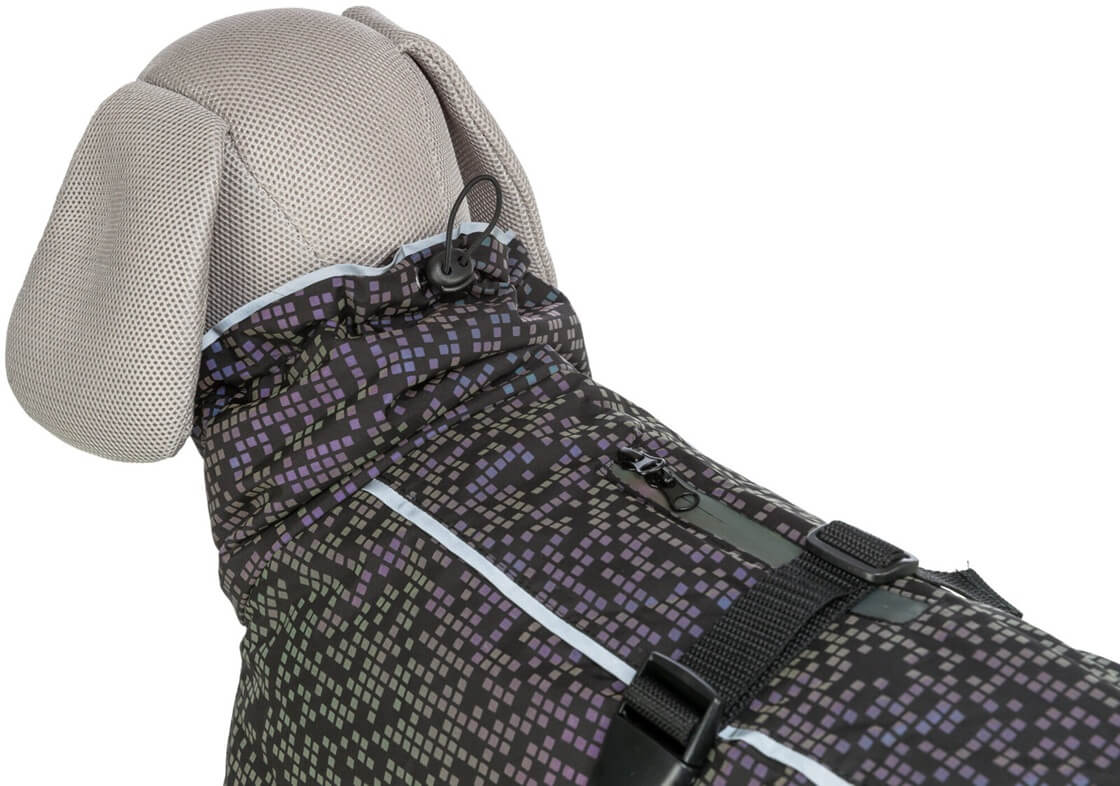 Das vollflächig reflektierende Material des Limoux Reflect Hundemantels sorgt für beste Sichtbarkeit im Dunkeln. Die leichte Wattierung hält warm, während der grosszügige Schnitt die Hinterhand schützt und Schulter- sowie Bewegungsfreiheit ermöglicht.