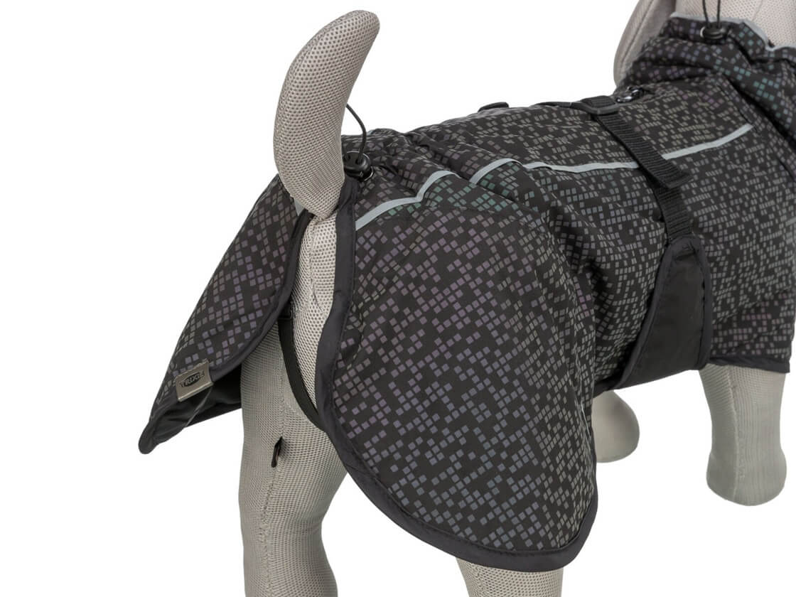 Das vollflächig reflektierende Material des Limoux Reflect Hundemantels sorgt für beste Sichtbarkeit im Dunkeln. Die leichte Wattierung hält warm, während der grosszügige Schnitt die Hinterhand schützt und Schulter- sowie Bewegungsfreiheit ermöglicht.