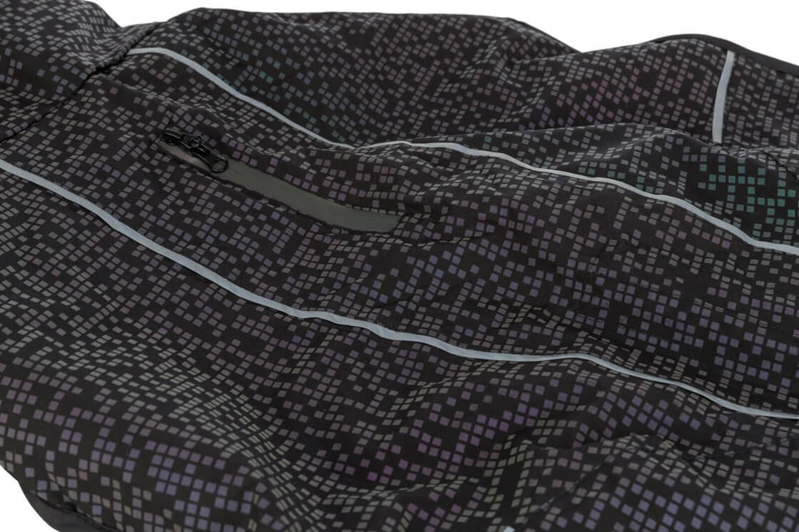 Das vollflächig reflektierende Material des Limoux Reflect Hundemantels sorgt für beste Sichtbarkeit im Dunkeln. Die leichte Wattierung hält warm, während der grosszügige Schnitt die Hinterhand schützt und Schulter- sowie Bewegungsfreiheit ermöglicht.