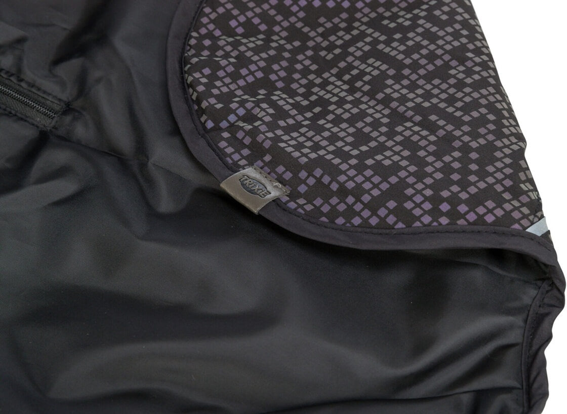 Das vollflächig reflektierende Material des Limoux Reflect Hundemantels sorgt für beste Sichtbarkeit im Dunkeln. Die leichte Wattierung hält warm, während der grosszügige Schnitt die Hinterhand schützt und Schulter- sowie Bewegungsfreiheit ermöglicht.