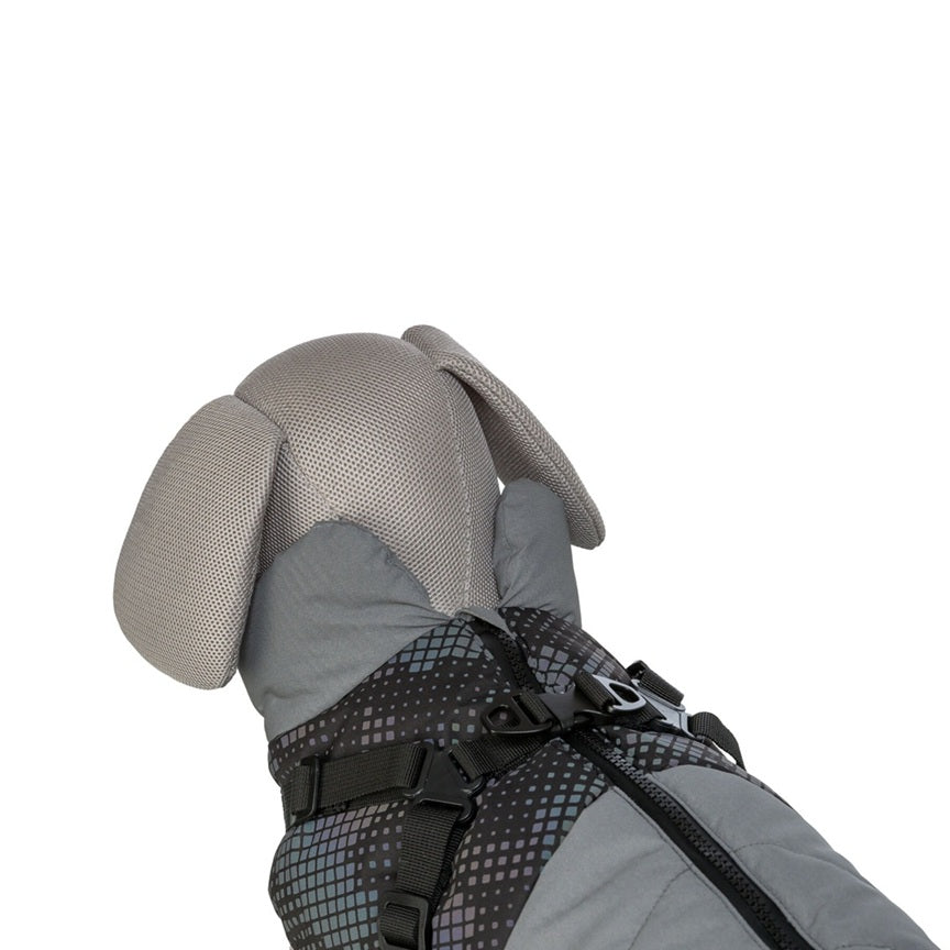Mit dem Pontis Reflect Geschirr-Hundemantel von Trixie musst du dir keine Sorgen mehr machen: Vollflächig reflektierendes Material sorgt für maximale Sichtbarkeit, während das weiche Fleecefutter und die warme Wattierung dein Tier kuschelig warm halten.