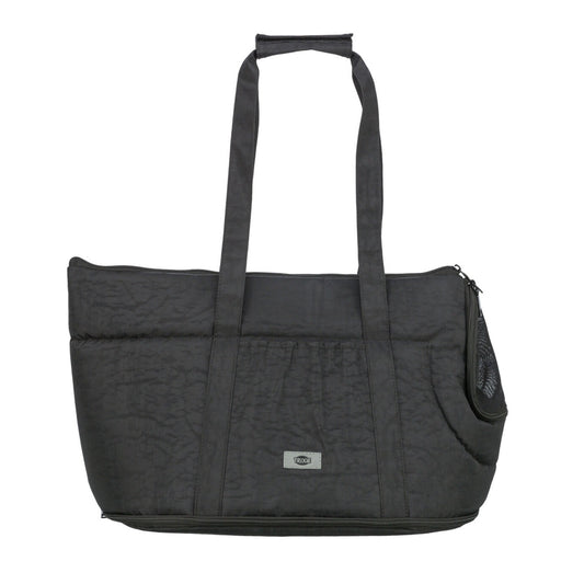 Diese modische Tragetasche im neuen Look ist ideal für Alltag oder Reisen und bietet deinem Hund höchsten Komfort durch das weiche Innenfutter aus Fleece. Der Netz-Einsatz mit Reissverschluss an der Front sorgt für&nbsp;optimale Belüftung. Eine Aussentasche bietet zusätzlichen Stauraum für kleines Zubehör und die integrierte Kurzleine sorgt dafür, dass dein kleiner Vierbeiner sicher in der Tasche bleibt.