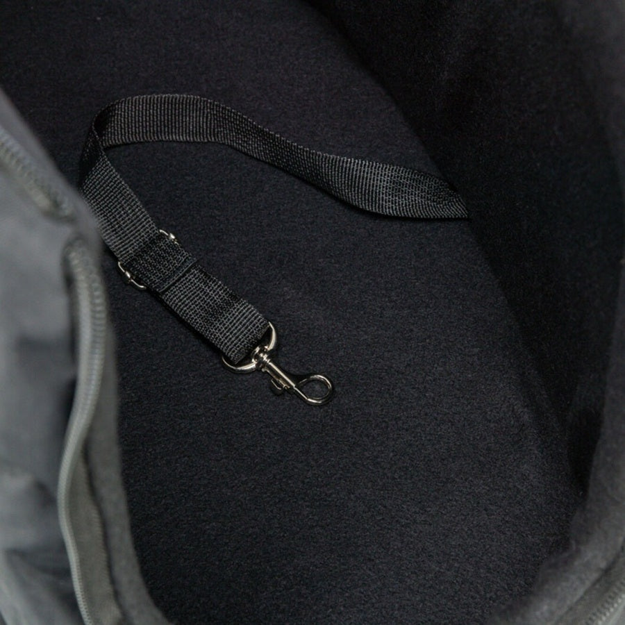 Diese modische Tragetasche im neuen Look ist ideal für Alltag oder Reisen und bietet deinem Hund höchsten Komfort durch das weiche Innenfutter aus Fleece. Der Netz-Einsatz mit Reissverschluss an der Front sorgt für&nbsp;optimale Belüftung. Eine Aussentasche bietet zusätzlichen Stauraum für kleines Zubehör und die integrierte Kurzleine sorgt dafür, dass dein kleiner Vierbeiner sicher in der Tasche bleibt.